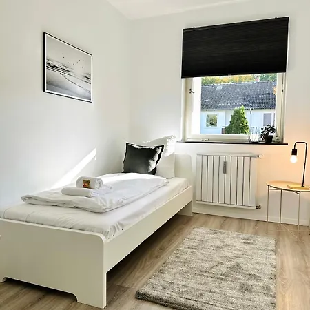 Grosszuegige - 6 Personen-3 Schlafzimmer- Parkplatz- Waschmaschine-2 Balkone Lägenhet Wolfsburg