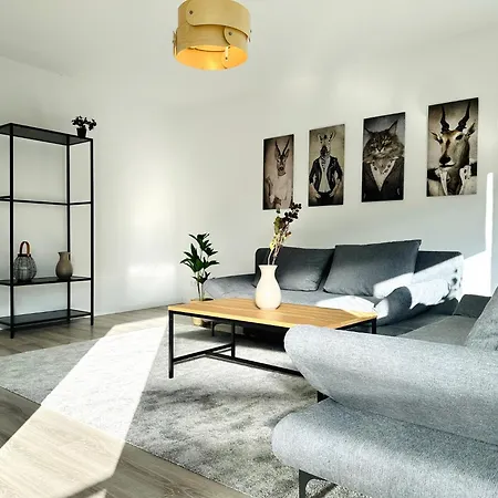 Großzügige - 6 Personen-3 Schlafzimmer- Parkplatz- Waschmaschine-2 Balkone Apartment *